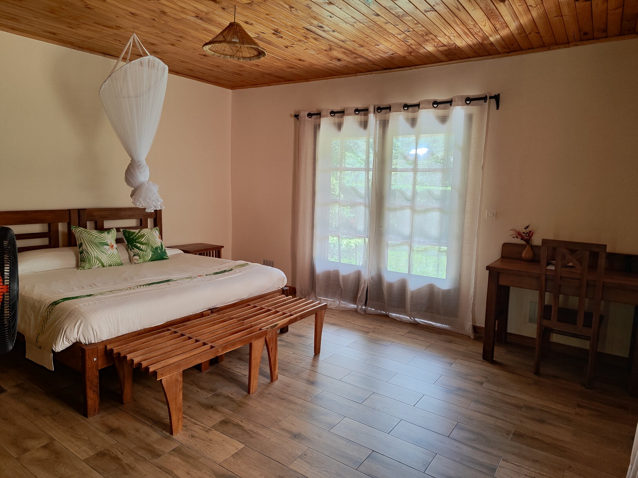 Chambre spacieuse d’un bungalow de Ny Tanàna Hôtel