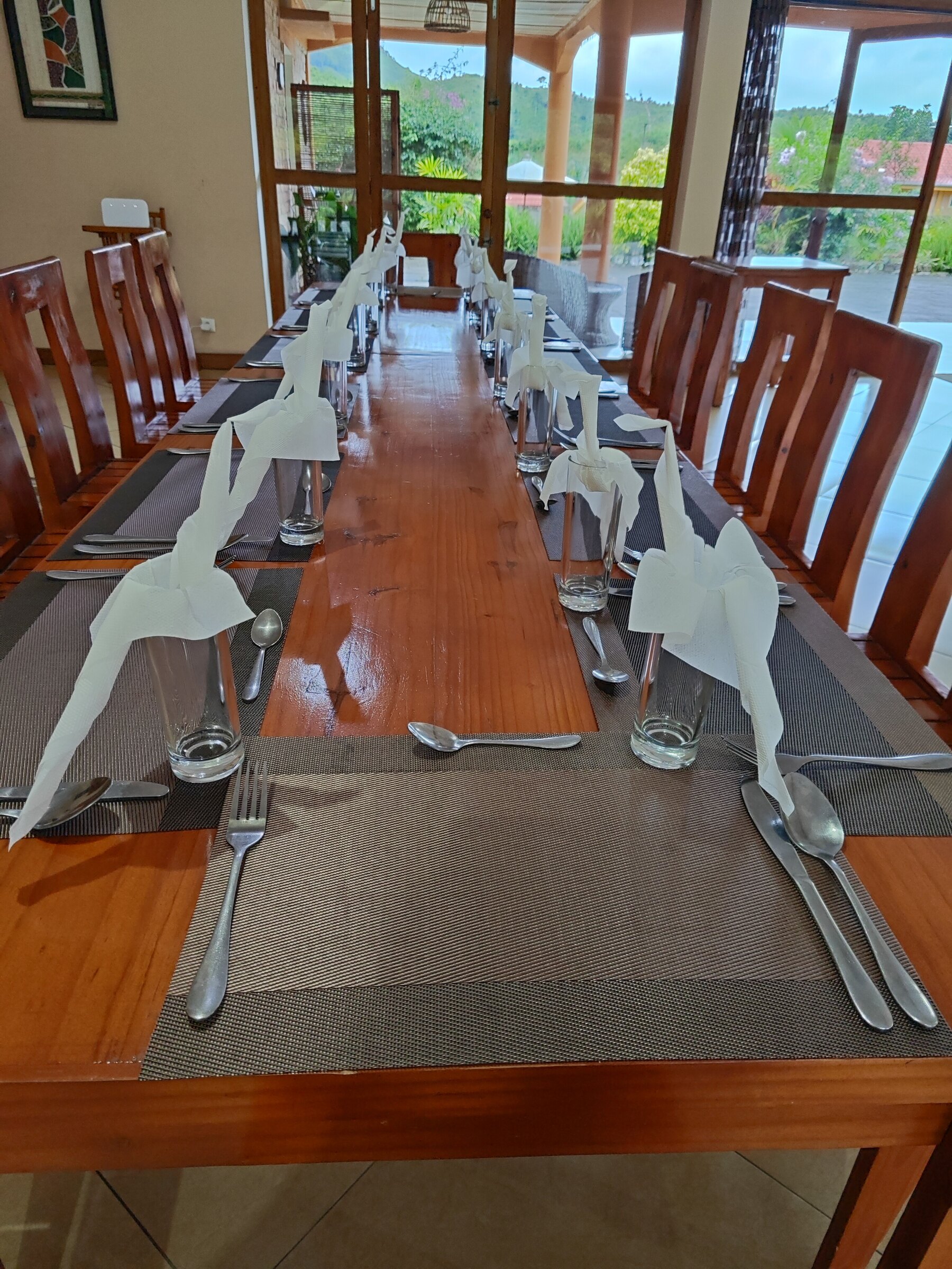Table dressée au restaurant de Ny Tanàna Hôtel Ranomafana